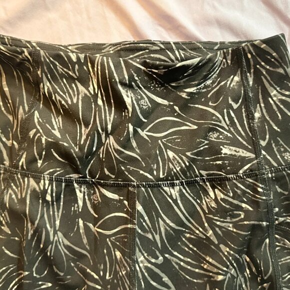 THREE pairs MTA Capri Leggings (Black, Marbled Black, Heathered Grey) MEDIUM - Picture 3 of 12